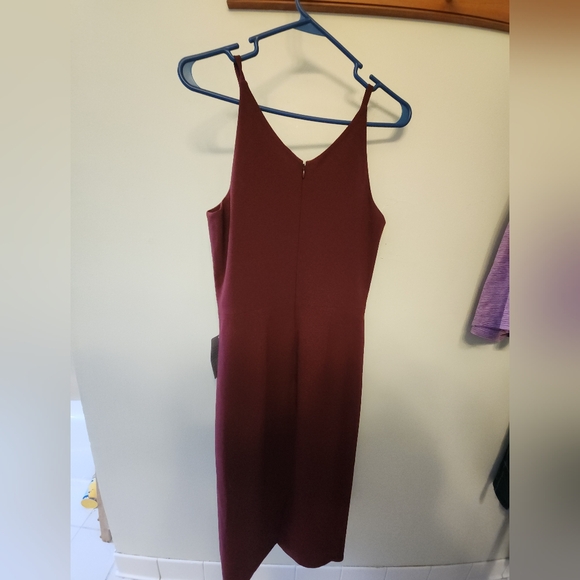 Dress the Population Women's Lyla Plunging Sleeveless Fitted Midi Sheath Dress - Picture 5 of 7